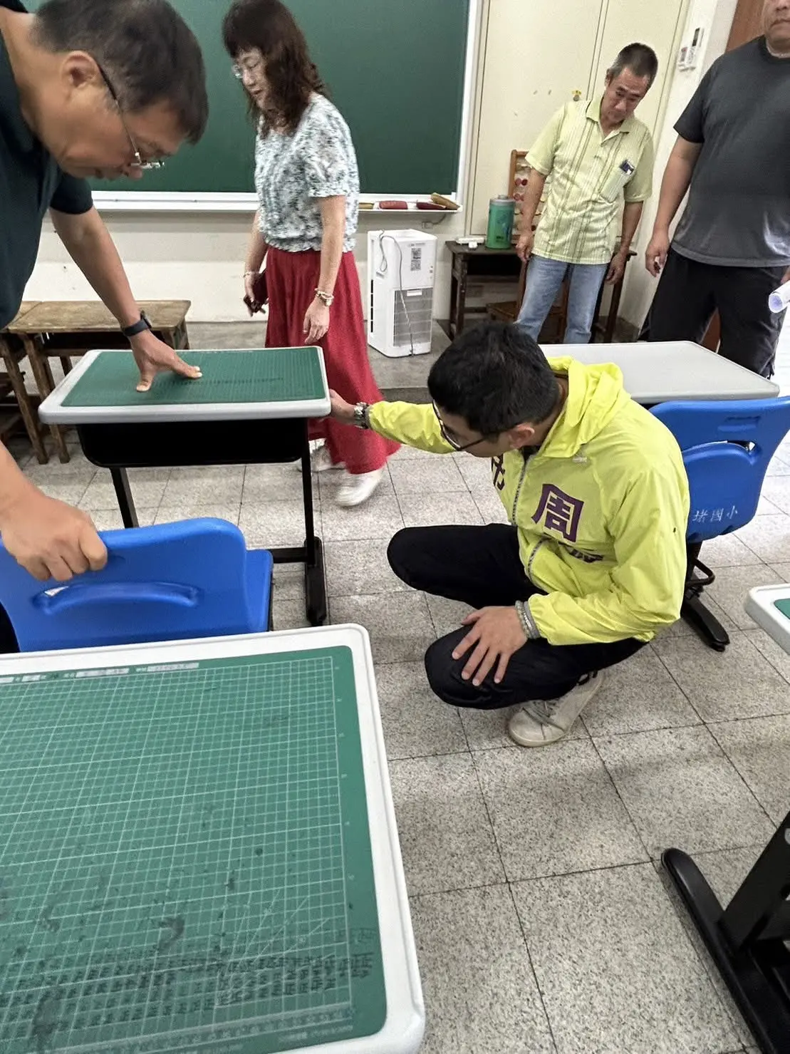 ▲議員周永鴻強調，可調整老舊課桌椅功能無法發揮，對學童健康的潛在危害(圖／周永鴻提供2025.9.4)