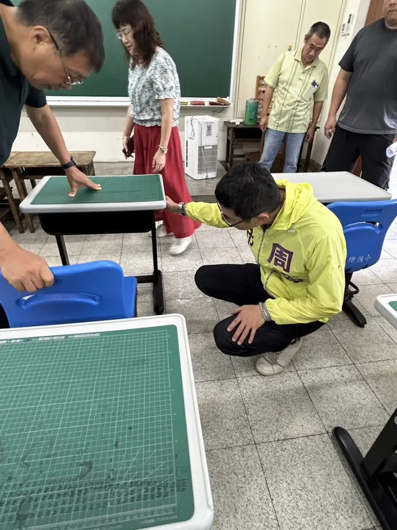 ▲議員周永鴻強調，可調整老舊課桌椅功能無法發揮，對學童健康的潛在危害(圖／周永鴻提供2025.9.4)