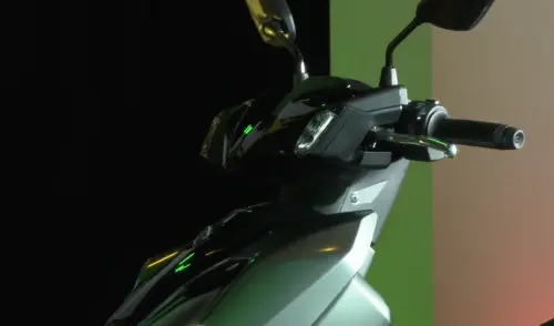 ▲七代勁戰在車手把與車頭兩側，刻意削減了量感，讓整體造型更加 凝縮、集中。（圖／翻攝Yamaha Motor TW）