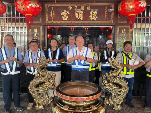 ▲新北捷運局長李政安率施工團隊祈求工程順利。（圖／新北市捷運工程局提供）