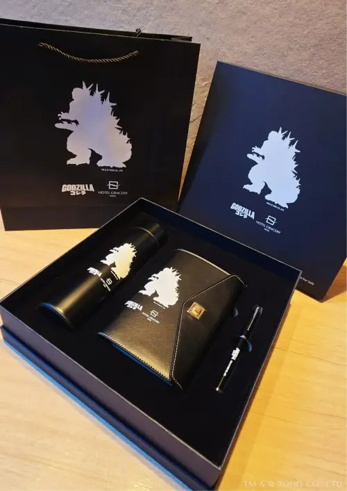 ▲入住的旅客根據不同主題房型，還可獲得限量哥吉拉典藏禮盒。（圖／Klook提供）