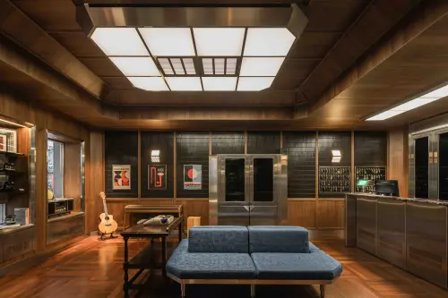 ▲「天下南隅」紅磚外牆與圓拱建築矗立北區天際，內裝也有滿滿懷舊氛圍。（圖／Booking.com提供）