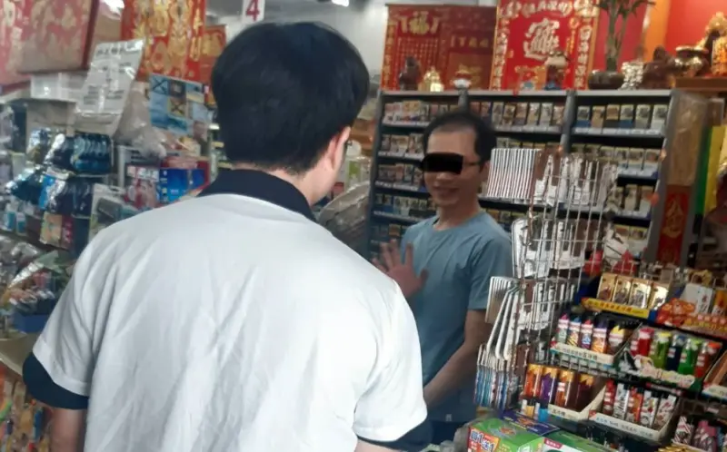 ▲在衛生局人員穿制服的稽查過程中，有老闆嶄露笑容，但舉起手疑似表示不會賣。（圖／嘉義縣政府）