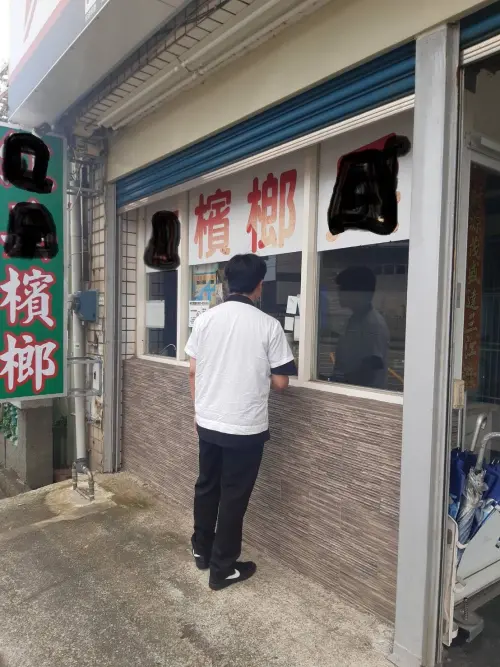 ▲嘉義縣衛生局年滿20歲人員穿制服，喬裝測試購菸，針對菸酒專賣店、便利商店、超市、雜貨店、大賣場及檳榔攤等販菸場所抽測。（圖／嘉義縣政府）