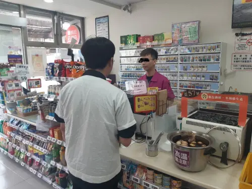 ▲嘉義縣衛生局也表示，安排神秘客穿高中制服實測買菸，目的在於提醒業者面對疑似未滿20歲顧客時應落實販菸「問、看、停」3步驟。（圖／嘉義縣政府）