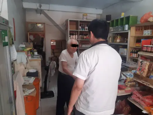 ▲衛生局前往嘉義各地雜貨店、傳統商店等販菸場所進行抽測。（圖／嘉義縣政府）