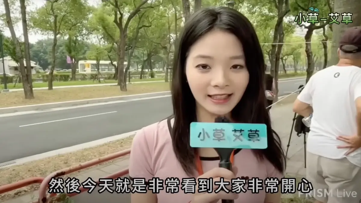 ▲應曉薇女兒首度露面聲援母親，不過，超高顏值也引發熱議，讓收押中的應曉薇瞬間多了超多女婿，網友更直呼：「岳母清清白白」。（圖／翻攝小草-艾草YT）