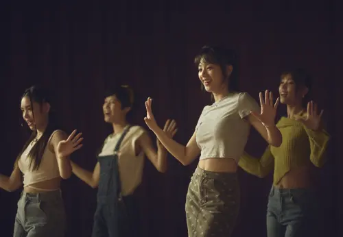 ▲木木（右二）在《進行曲》展現青春熱力，也有歌舞場面。（圖／未來進行曲提供）