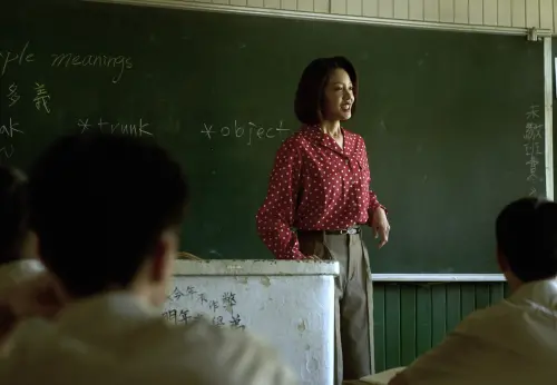 ▲黃薇渟在《進行曲》扮演建中的美女老師，對學生呵護備至。（圖／未來進行曲提供）