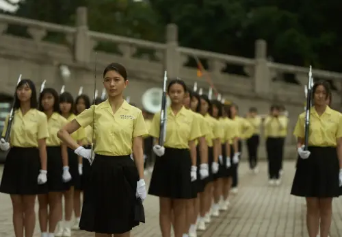 ▲鄭芯恩（最前排）扮演景美女中儀隊的隊長，帥氣亮麗。（圖／未來進行曲提供）