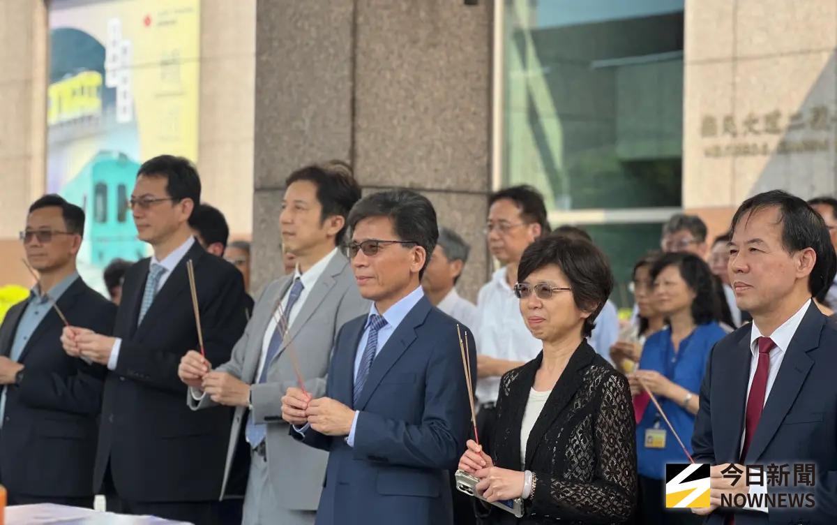 ▲金管會今（4）日舉行中元節祭拜，金管會主委彭金隆（左四）會後受訪也談到近來銀行打詐變擾民，希望銀行能善用科技精準打詐，減少民眾不便。（圖／記者顏真真攝）