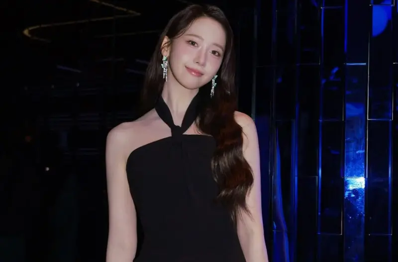 ▲潤娥近日在《暴君的主廚》大展廚藝，但似乎是太入戲，吃了劇中太多好料，在昨（3）日現身機場時，被發現胖了一圈，紙片人身材消失，未修圖近照再度引發熱議。（圖／潤娥IG@yoona__lim）