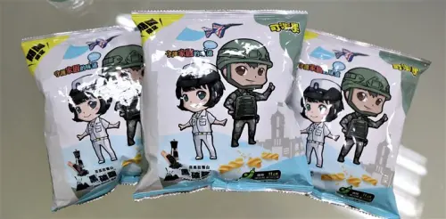 ▲「軍事風限量版可樂果」包裝以馬卡龍色系襯托陸、海軍Q版人物與勇鷹高教機，充滿軍事元素。（圖／擷取自青年日報）