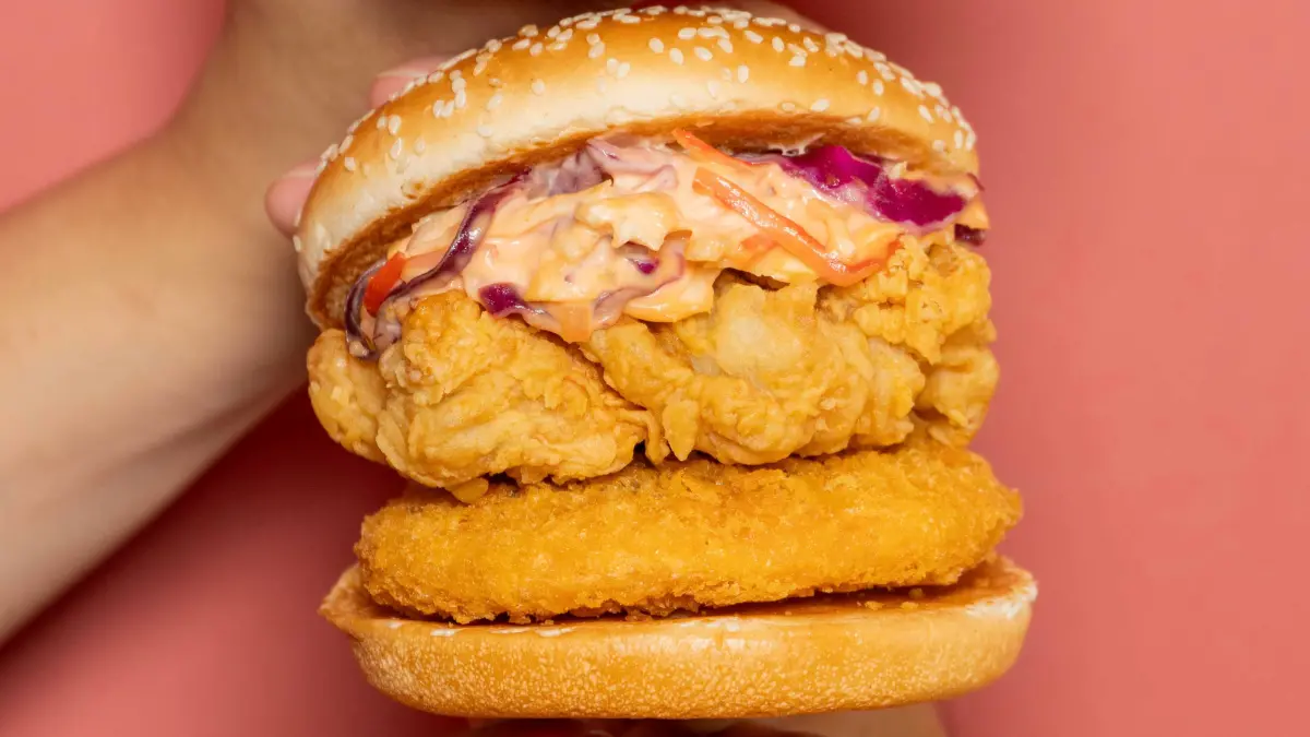 ▲肯德基聯名動漫《航海王 ONE PIECE》，9月9日開吃「惡魔果實咔啦海陸堡」單點149元，雞腿排、金黃蝦排加特製蟹味醬，藏寶箱漢堡盒等包裝一次看。（圖／肯德基提供）