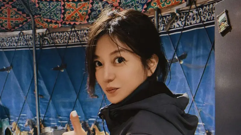 ▲趙薇自2021年遭官方封殺後神隱近4年，近日罕見在微博分享新疆旅遊照，照片中她披頭散髮、暴瘦憔悴，引發網友震驚與擔憂，直呼：「怎麼會瘦成這樣！」（圖／翻攝自微博）