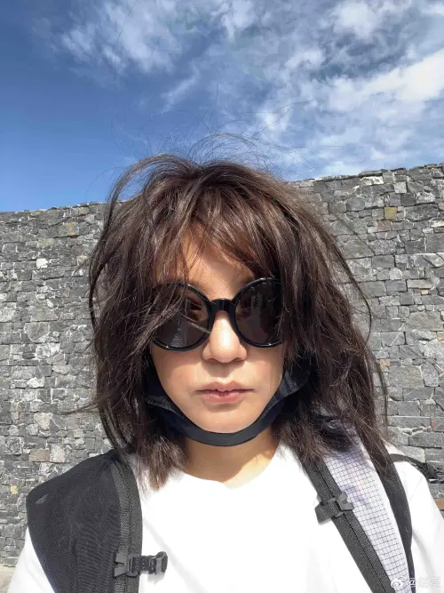 ▲趙薇曬出前往新疆旅遊的照片，只見她臉頰凹陷暴瘦，讓粉絲十分擔心。（圖／翻攝自趙薇微博）