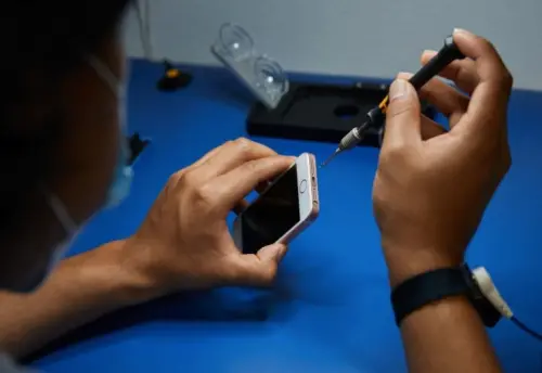 舊款iPhone要換電池小心！通訊行全招了：公開的秘密、一堆人被騙
