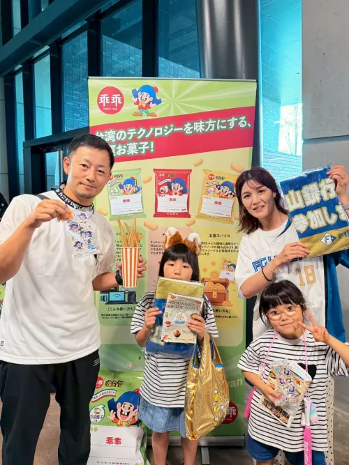 ▲一家大小開心參加活動，在乖乖攤位合影留念，感受台灣零食與棒球熱情結合的魅力。（圖／品牌提供）