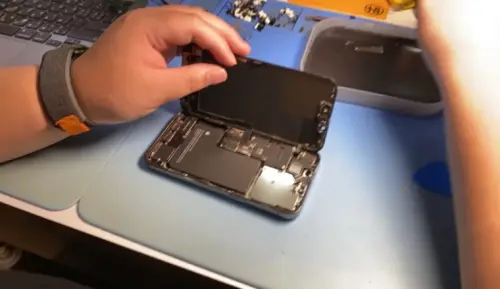 ▲通訊行店長指出，其實100個客人至少都有7成人會選換副廠的電池，是因為舊代iPhone不僅早就過保殘值也已經非常低，到時要換新機不如留當備用機，換副廠電池CP值更高，且現在很多通訊行品質也都很不錯。（圖/記者周淑萍攝）