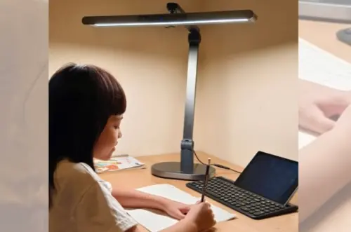 ▲喜光光靈燈 「護眼教練模式」色溫漸變引導眼球「專注—穩定—放鬆」，提升學習專注力，更能有效減少乾眼與視力惡化。（圖／娣媛媽咪愛分享）