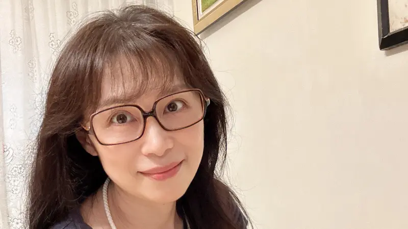 ▲民歌玉女周子寒日前才跟熊家婕合影歡度生日，今（4）日是她59歲生日，她與「最愛之人」母親同框切蛋糕展現深厚親情，她感性感謝祝福好友及粉絲，並透露最大的生日願望是親友與粉絲都能平安健康。（圖／翻攝自周子寒臉書）