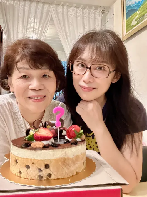▲周子寒（右）曬出與媽媽一同過生日合照，展現超甜親情。（圖／翻攝自周子寒臉書）