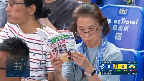 中職／日本「情蒐阿嬤」現身？緊盯中職名鑑　網笑：根本WBC間諜
