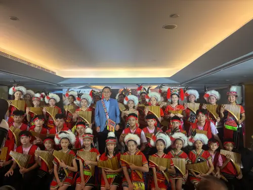 ▲花蓮縣青少年排笛團致贈大亞集團董事長沈尚弘情人袋，表達感謝。（圖／記者李青縈攝）