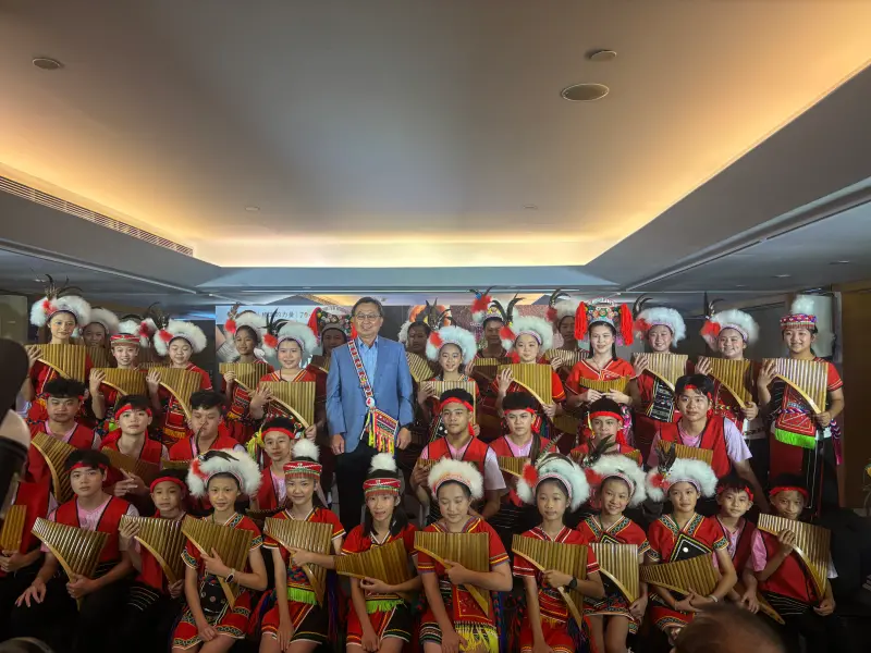    ▲花蓮縣青少年排笛團致贈大亞集團董事長沈尚弘情人袋，表達感謝。（圖／記者李青縈攝）  