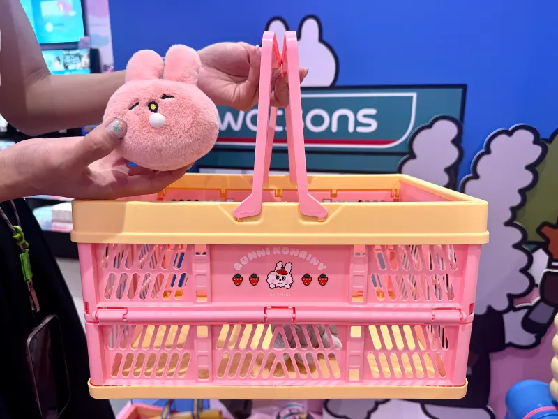 ▲屈臣氏即日起至10月1日，不限金額消費可加購「免day好心情」療癒小物，圖為收納兔 easy摺疊提籃（加價購299元）、睡到兔泡泡吊飾（加價購149元）。（圖／記者鍾怡婷攝）