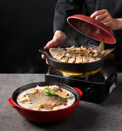 ▲由上至下：「豆釀金香午仔魚」568元、「鮮饌砂鍋鱸魚煲」528元。（圖／王品提供）