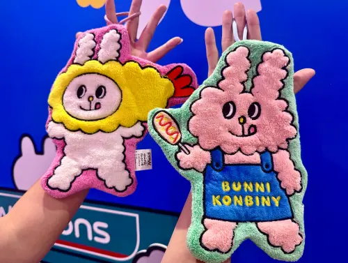 ▲「Q兔抱抱擦手巾」（加價購149元），共有兩款可選擇。（圖／記者鍾怡婷攝）