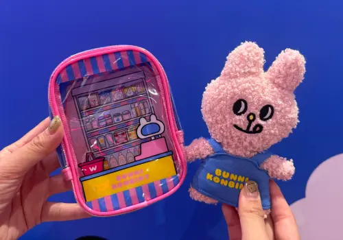 ▲「Q兔抱抱擦手巾」（加價購149元），共有兩款可選擇。（圖／記者鍾怡婷攝）