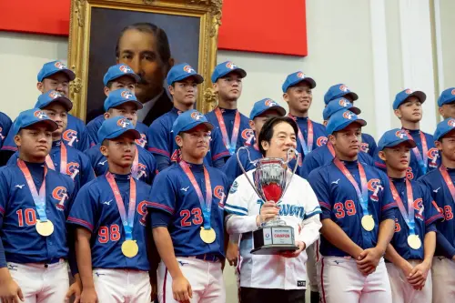 ▲總統賴清德今（4）日上午在總統府接見三支榮獲世界冠軍的少棒隊伍，包括勇奪威廉波特世界少棒錦標賽冠軍的東園國小棒球隊、世界次青少棒錦標賽冠軍中山國中棒球隊，以及亞洲U15青少棒錦標賽冠軍的台灣代表隊。（圖／總統府提供）