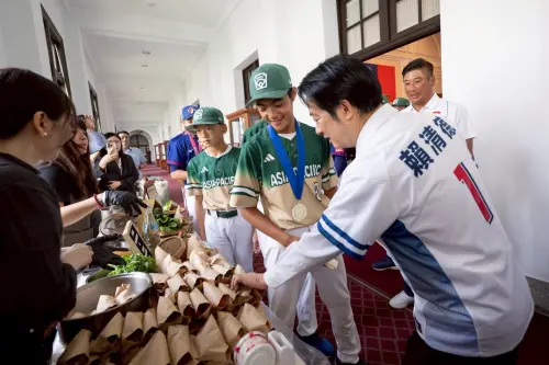 ▲總統賴清德今（4）日上午在總統府接見三支榮獲世界冠軍的少棒隊伍，包括勇奪威廉波特世界少棒錦標賽冠軍的東園國小棒球隊、世界次青少棒錦標賽冠軍中山國中棒球隊，以及亞洲U15青少棒錦標賽冠軍的台灣代表隊。