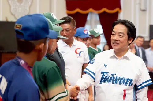 ▲總統賴清德今（4）日上午在總統府接見三支榮獲世界冠軍的少棒隊伍，包括勇奪威廉波特世界少棒錦標賽冠軍的東園國小棒球隊、世界次青少棒錦標賽冠軍中山國中棒球隊，以及亞洲U15青少棒錦標賽冠軍的台灣代表隊。