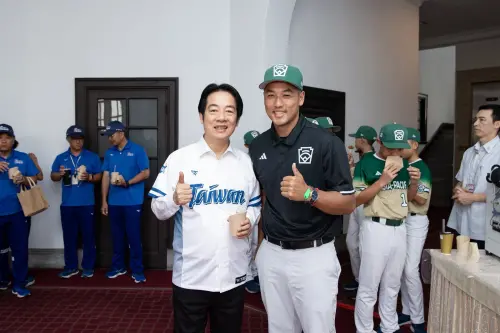▲總統賴清德今（4）日上午在總統府接見三支榮獲世界冠軍的少棒隊伍，包括勇奪威廉波特世界少棒錦標賽冠軍的東園國小棒球隊、世界次青少棒錦標賽冠軍中山國中棒球隊，以及亞洲U15青少棒錦標賽冠軍的台灣代表隊。