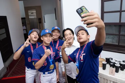 ▲總統賴清德今（4）日上午在總統府接見三支榮獲世界冠軍的少棒隊伍，包括勇奪威廉波特世界少棒錦標賽冠軍的東園國小棒球隊、世界次青少棒錦標賽冠軍中山國中棒球隊，以及亞洲U15青少棒錦標賽冠軍的台灣代表隊。