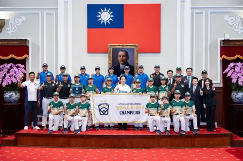 ▲總統賴清德今（4）日上午在總統府接見三支榮獲世界冠軍的少棒隊伍，包括勇奪威廉波特世界少棒錦標賽冠軍的東園國小棒球隊、世界次青少棒錦標賽冠軍中山國中棒球隊，以及亞洲U15青少棒錦標賽冠軍的台灣代表隊。