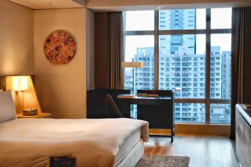 ▲高雄「THE AMNIS然一酒店」於上個月正式揭幕，飯店共147間房，強調「低調奢華」的藝術氛圍，更備有義大利名床、浴室使用德國百年品牌Villeroy & Boch古典面盆等質感配備，本文開箱房間內裝與亮點一次看。（圖／記者葉盛耀攝）