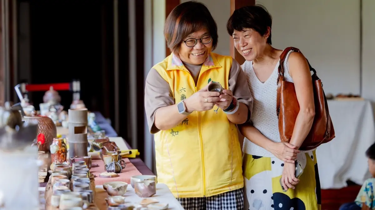 ▲六龜區區長陳昱如（左）與水番流陶藝協會李慧文老師（右）一同欣賞精美陶藝作品。（圖／翻攝晝面)