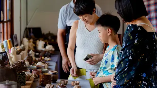 ▲家長帶著孩子近距離感受、認識陶藝文化。（圖／翻攝晝面)