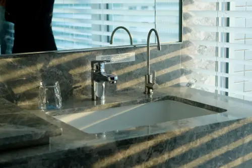 ▲然一酒店強調全館飲用水與淋浴用水，皆經過多重過濾與淨化處理。（圖／記者葉盛耀攝）