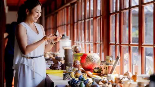 ▲民眾駐足參觀，細細品味陶藝之美。（圖／翻攝晝面)