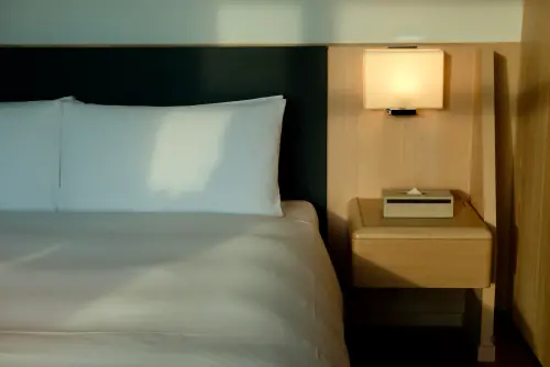 ▲客房內配置義大利FALOMO手工名床，織品採用400織高規寢具。（圖／記者葉盛耀攝）