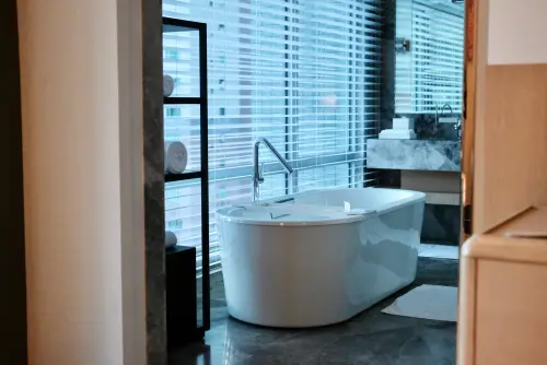 ▲然一酒店內客房的浴室規劃，也極具美感。（圖／記者葉盛耀攝）