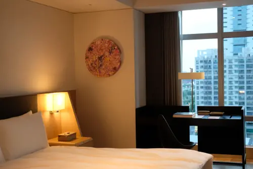 ▲房間裡的牆上，也都有藝術畫作。（圖／記者葉盛耀攝）