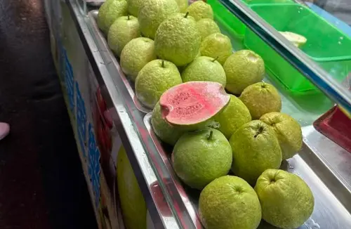 ▲夜市經常有許多現切水果攤販，其中又以甘草芭樂最受歡迎，但價格是否太貴，網路看法相當不一。（圖／Google評價）