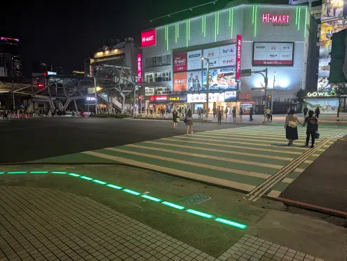 過馬路免驚啦！地面警示燈上路　新北搶先試辦、提升穿越路口安全
