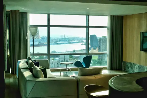 ▲在然一酒店內，許多房間都能看到高雄港景。（圖／記者葉盛耀攝）